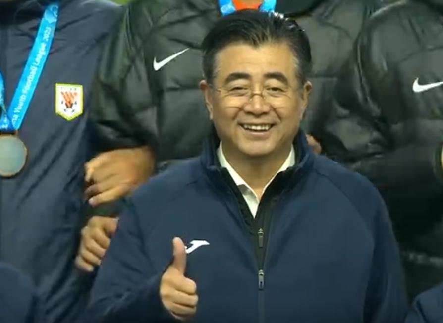 恭喜！山东泰山U15夺冠，新任足协主席宋凯颁奖，竖起大拇指(3)