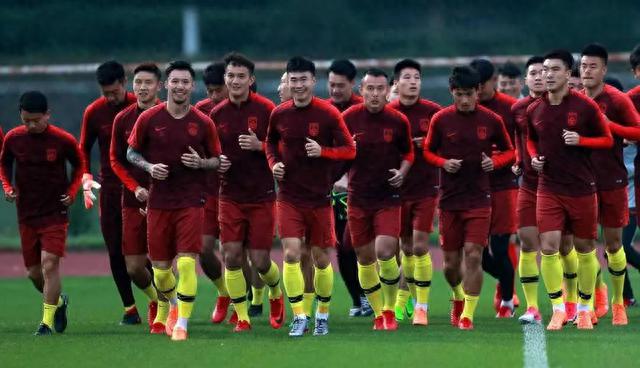 上午7点!恒大足校高层点评中国足球引发争议,球迷吐槽:真是个笑话(1)