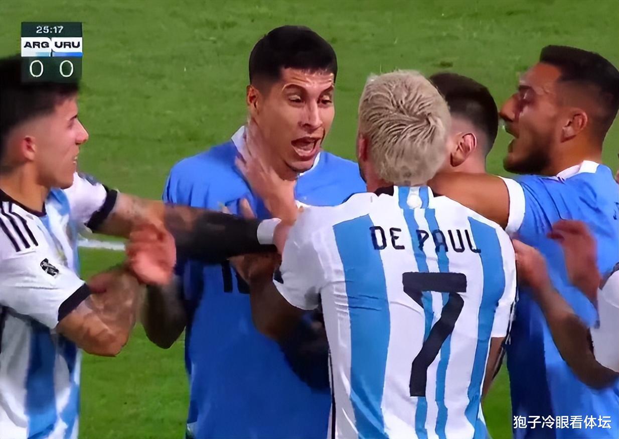 阿根廷0-1乌拉圭！火爆冲突：梅西怒推对手+直接锁喉 裁判未出牌(4)