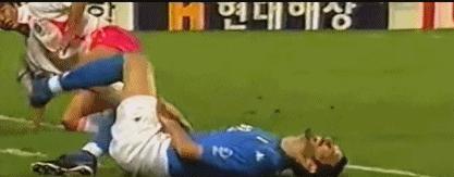 韩媒称国足动作粗野，看看韩国男足是如何摧残马拉多纳+意大利的(15)
