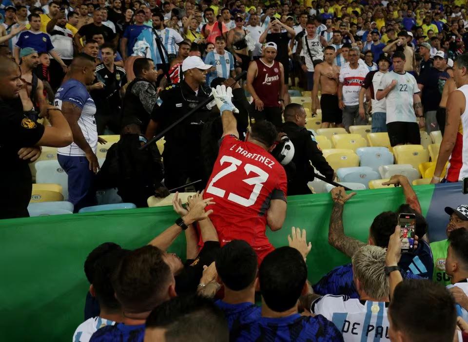 “不踢了”，巴西阿根廷世预赛因看台骚乱推迟开赛，梅西一度带队离场(2)