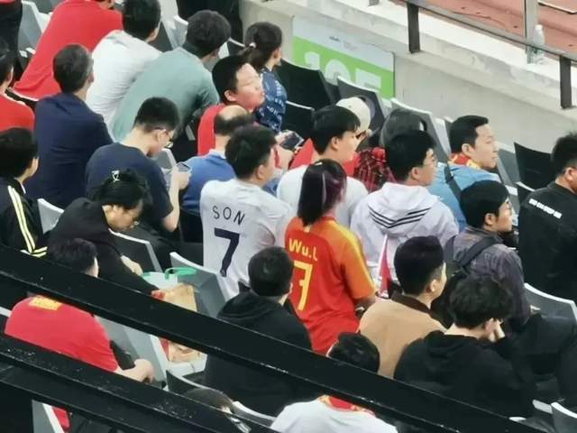 穿韩国球员球衣挑衅是缺教养，但以围堵方式要其“下跪”同样野蛮(2)