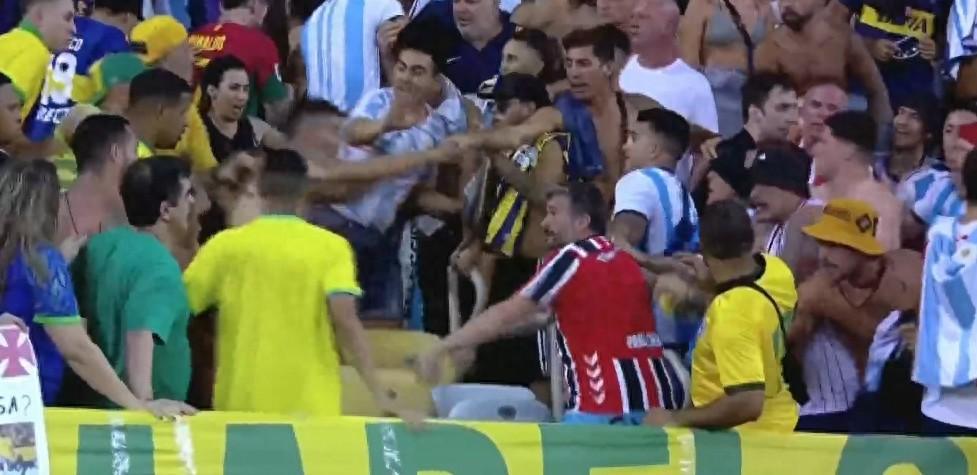 超50人互殴！巴西阿根廷球迷上演武打片，梅西劝架失败：抗议离场(1)