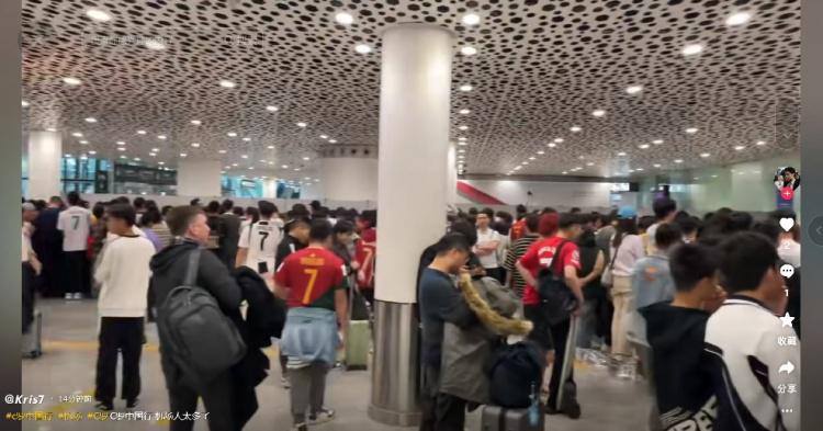 C罗今天下午抵达深圳，已有大批球迷在深圳机场等候(1)
