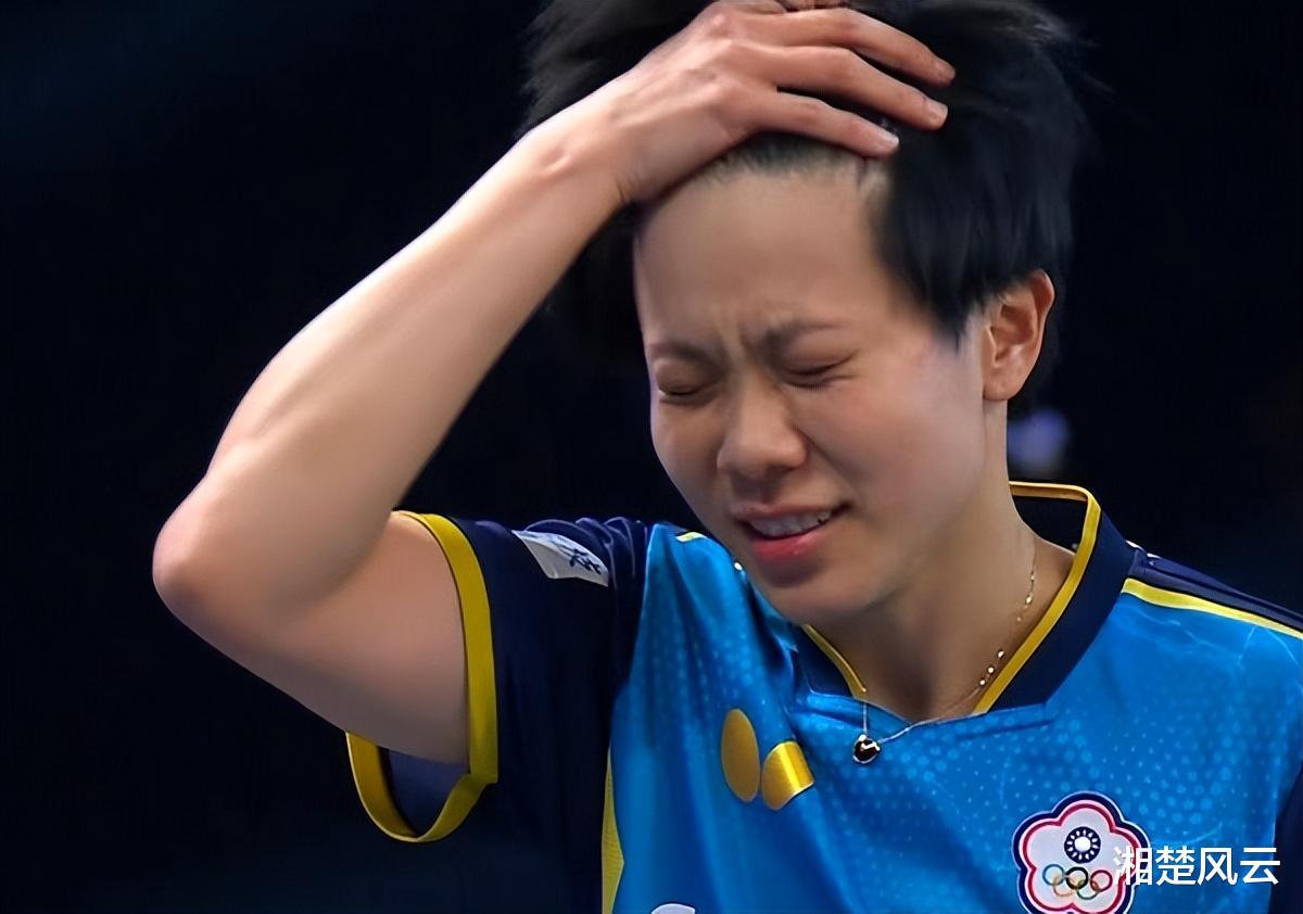 4-0！郑怡静横扫德国名将，夺女单冠军，眼中含泪，对手气得扔拍(6)