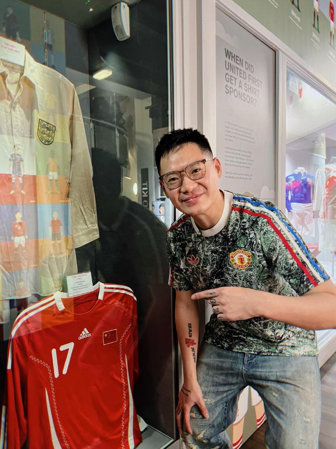 董方卓08奥运中国队更衣室版球衣，今天进入曼联博物馆(1)