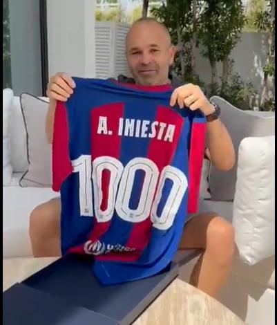 39岁伊涅斯塔完成生涯1000场里程碑，巴萨赠送了纪念款球衣(1)