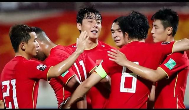 中国男足战平新加坡，赛后揪出最差之人，拖球队后腿，球迷失望。(1)