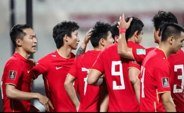 中国男足战平新加坡，赛后揪出最差之人，拖球队后腿，球迷失望。(3)