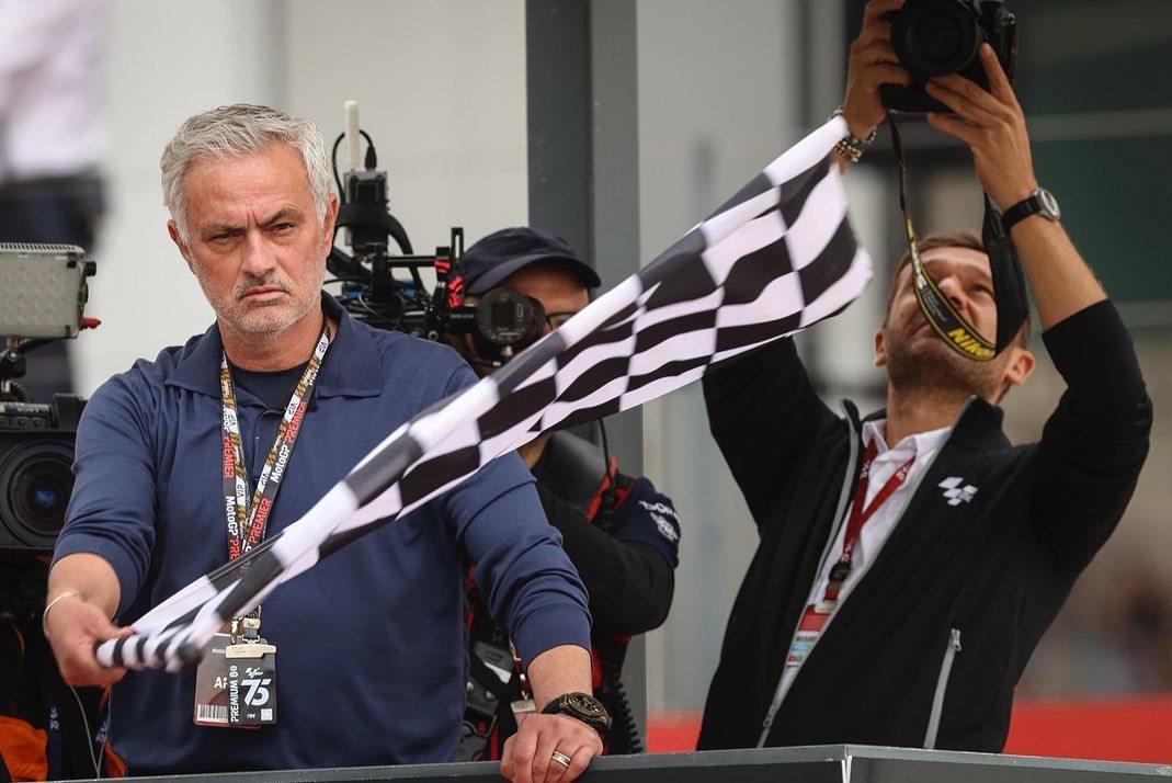 穆里尼奥挥动纽卡球衣，哦不，这是摩托车大奖赛的方格旗，好像啊(1)