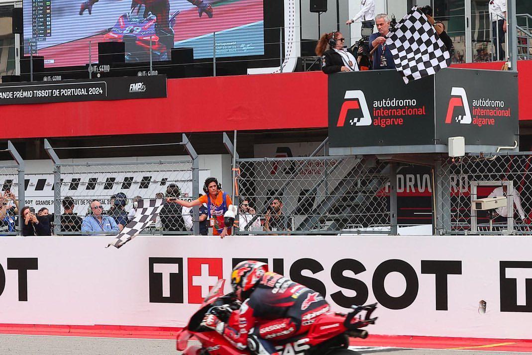 穆里尼奥挥动纽卡球衣，哦不，这是摩托车大奖赛的方格旗，好像啊(5)