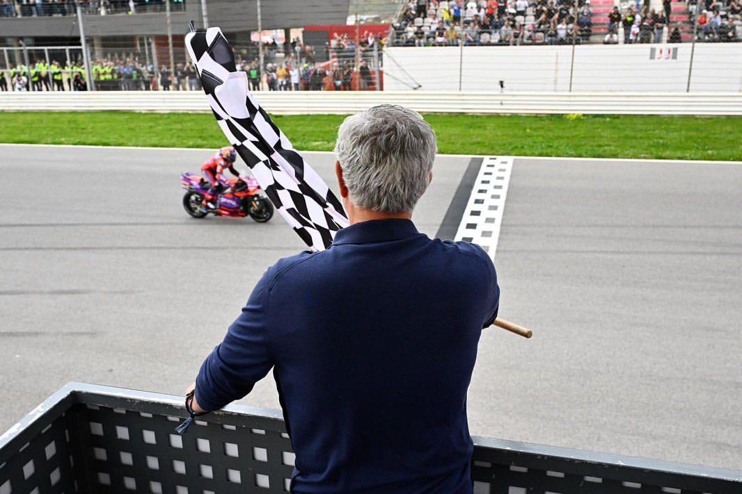 穆里尼奥挥动纽卡球衣，哦不，这是摩托车大奖赛的方格旗，好像啊(9)