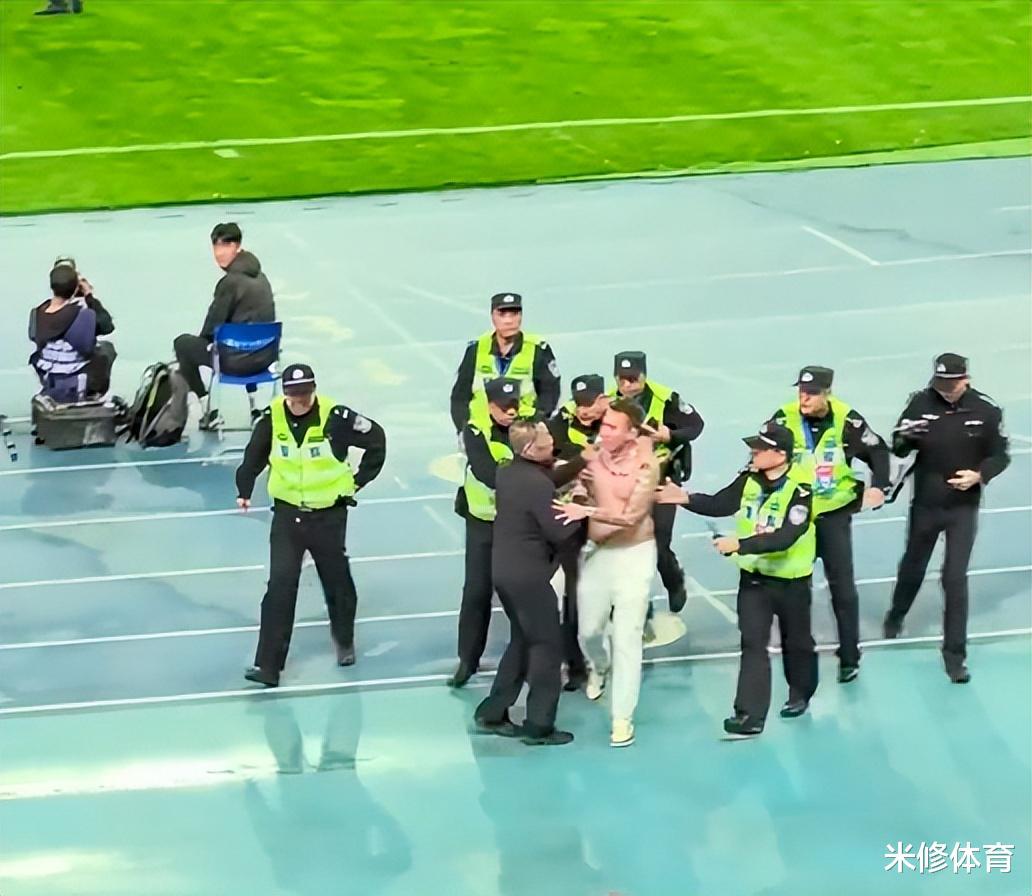 武磊进球，知名球员赤膊跳下看台，冲进场内，被多位警察带走(2)