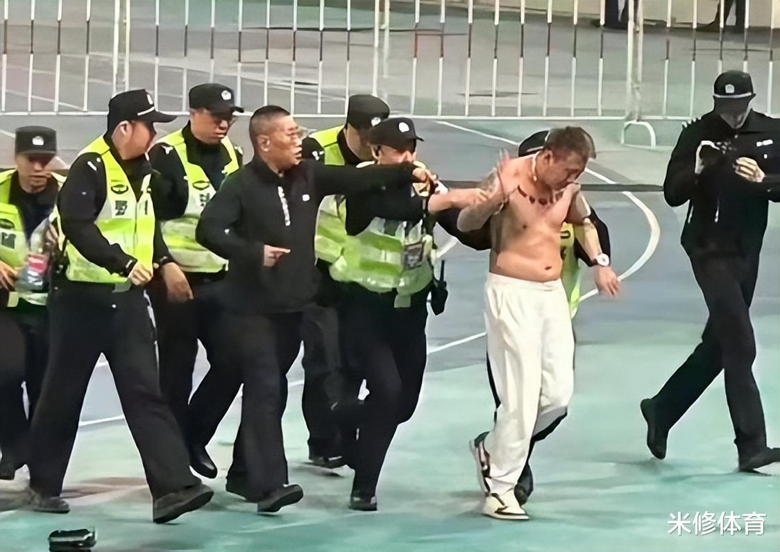 武磊进球，知名球员赤膊跳下看台，冲进场内，被多位警察带走(4)