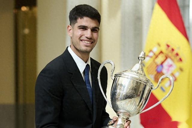 西班牙国王授予阿尔卡拉斯2022年西班牙最佳运动员奖(1)
