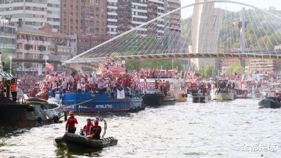 气氛到位！毕尔巴鄂竞技时隔40年再乘传奇驳船Gabarrra在河上游行庆祝夺得国王杯(1)