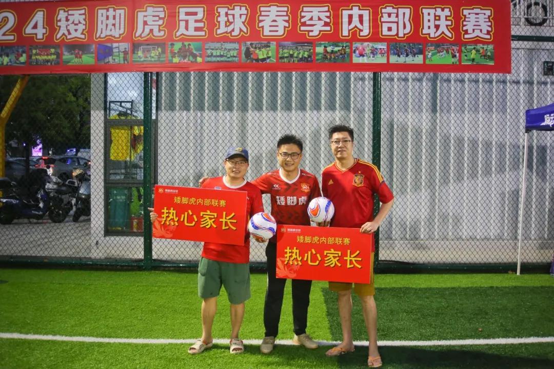 前国足球员创办的中山这家俱乐部举办的少儿足球内部赛精彩纷呈(2)