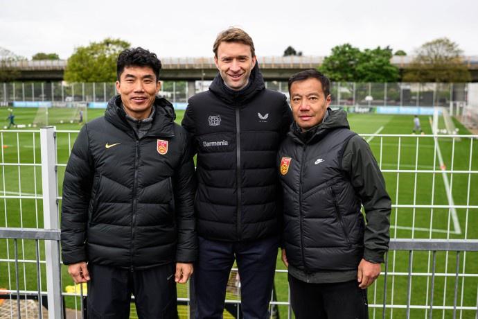 德国足球职业联盟邀请中国足协代表团访问德国，郑智拜访勒沃库森(1)