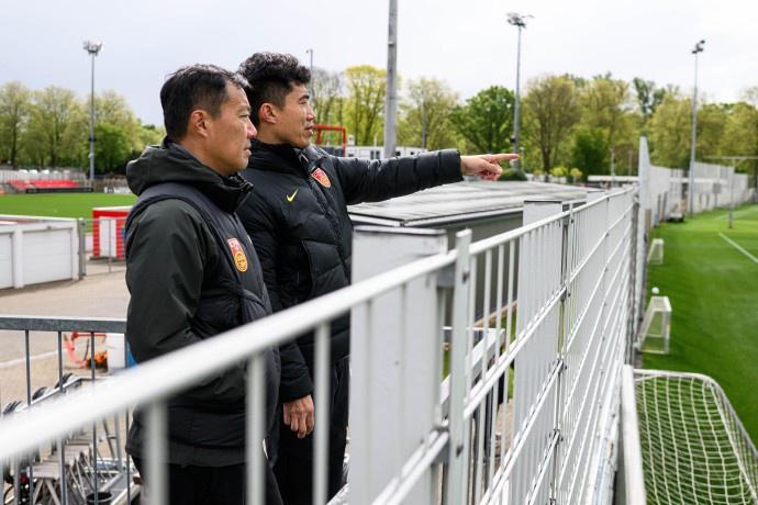 德国足球职业联盟邀请中国足协代表团访问德国，郑智拜访勒沃库森(2)