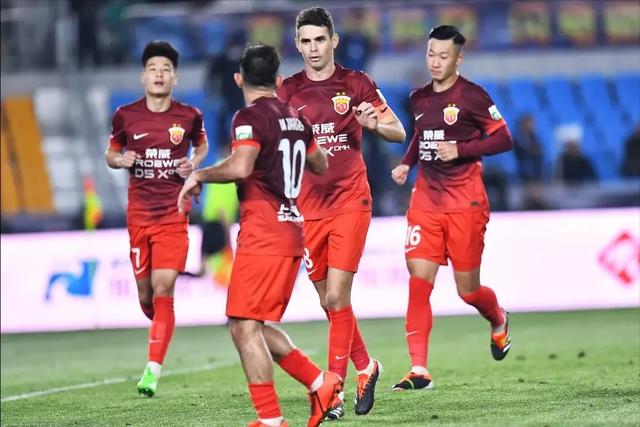 本赛季上海海港五外援最强阵容，却意外把球队前锋李圣龙推上热搜(2)