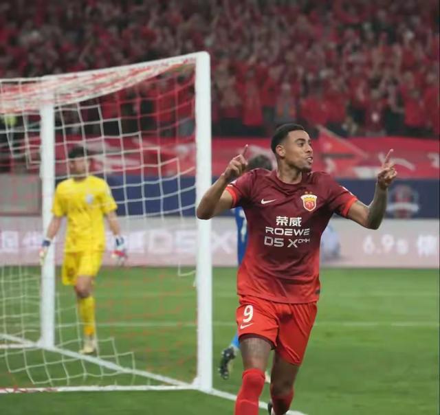 本赛季上海海港五外援最强阵容，却意外把球队前锋李圣龙推上热搜(3)