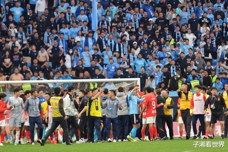 突发！大连足球名宿做出争议表态：广州队遭质疑，球迷骂声一片(4)
